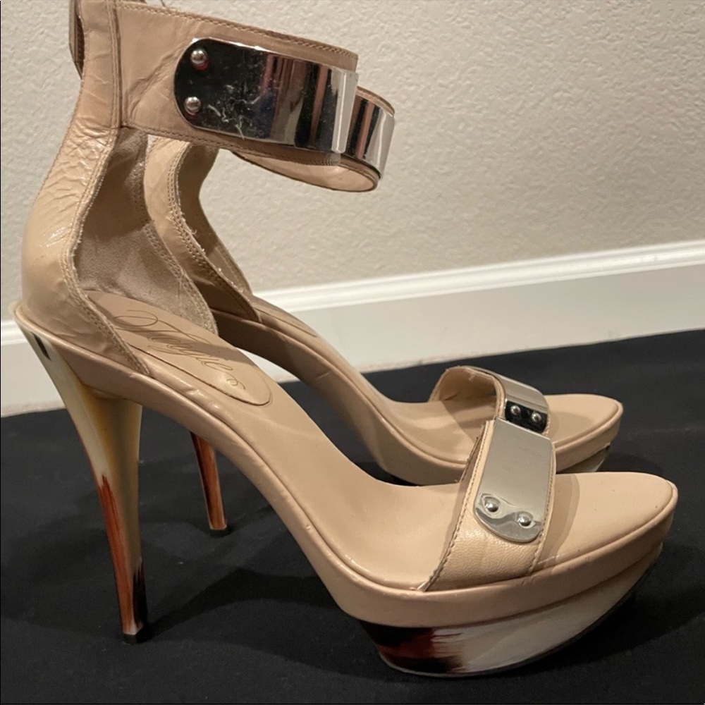 **FERGIE** sexy cream heels